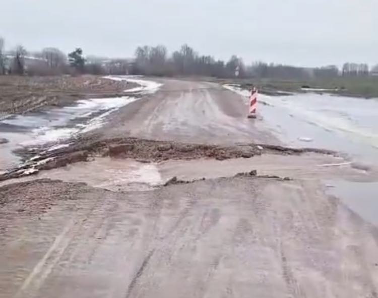 Plūdu dēļ slēgts valsts autoceļš "Jaunmokas – Sloklejas"