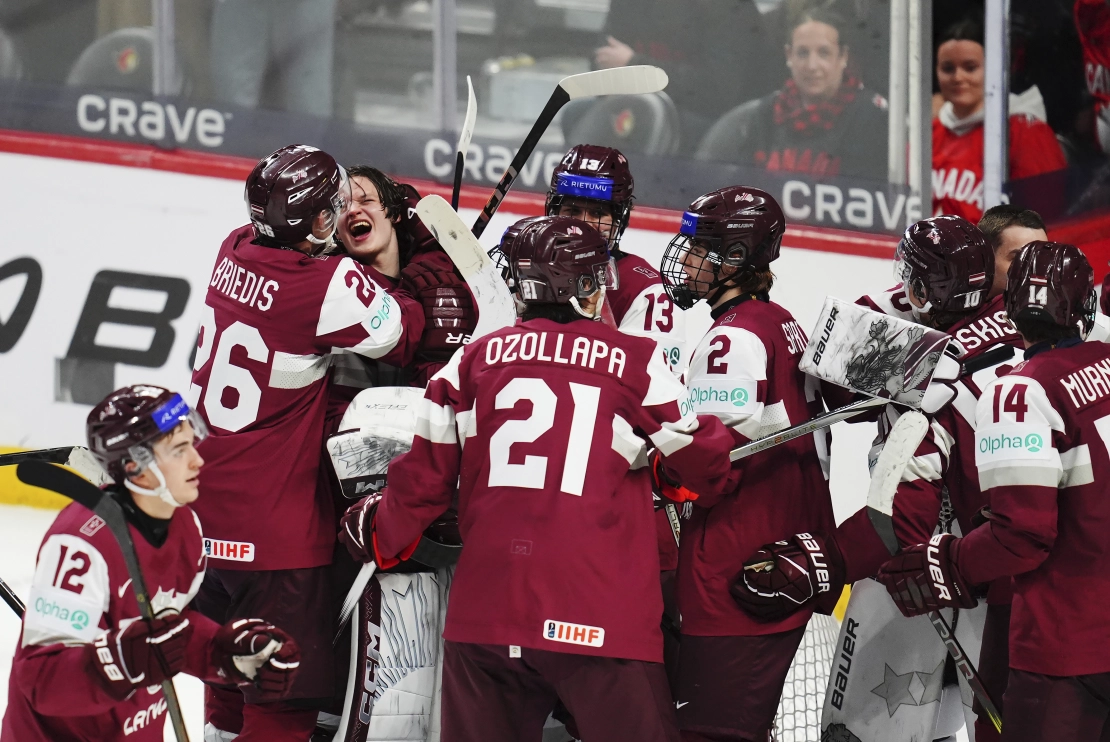 Latvijas hokeja izlase ar Sieradzki sastāvā U20 pasaules čempionātu sāk ar uzvaru pār Kanādu