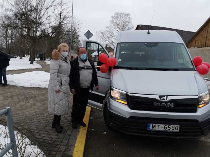 Tumes un Degoles pagastu pārvalde saņem jauno skolēnu pārvadāšanai paredzēto busiņu