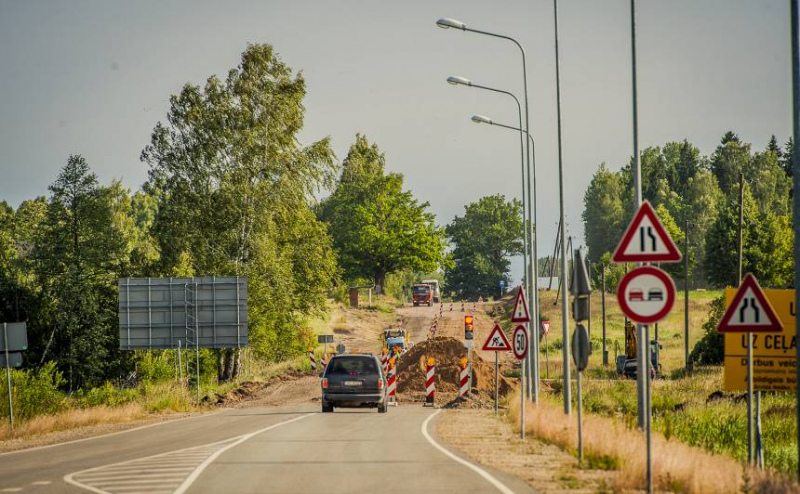 Autobraucēju ievērībai: ir satiksmes ierobežojumi ceļā no Tukuma līdz Kuldīgai