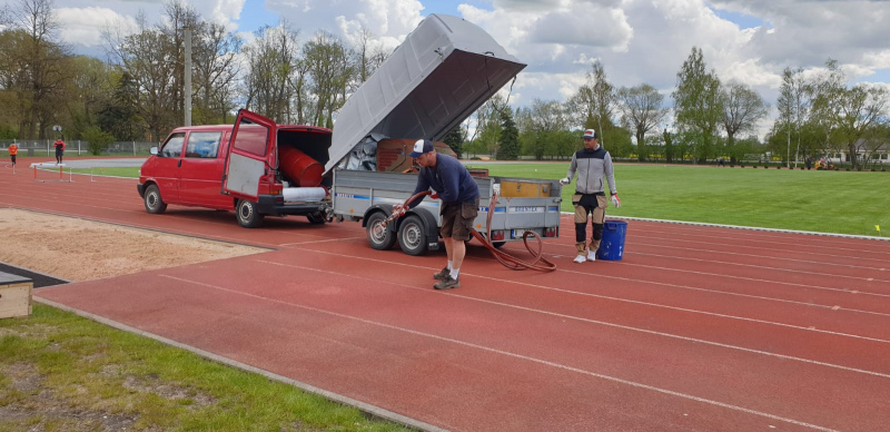 Sporta skolas stadionā Lauktehnikā tiek atjaunots vieglatlētikas skriešanas sektora segums