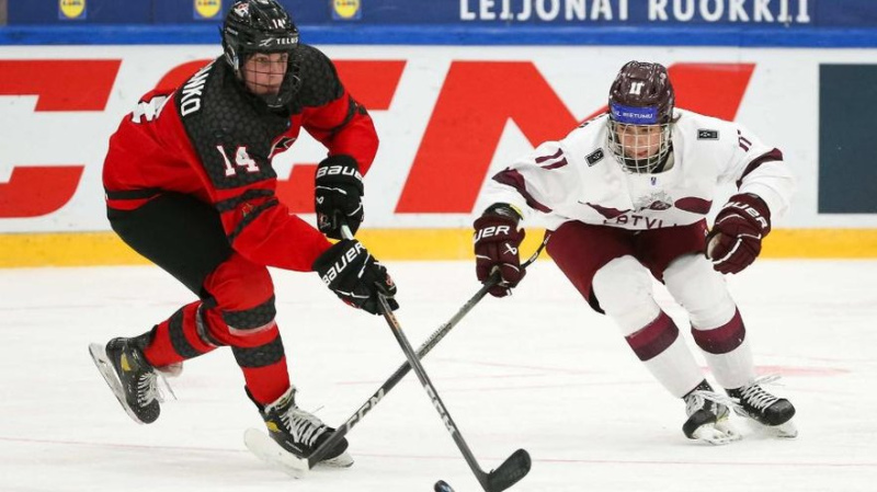 Latvijas U18 hokejisti ceturtdaļfinālā zaudē Kanādai