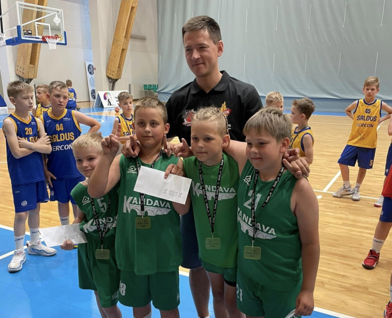 Jaunie Kandavas basketbolisti izcīna uzvaru 3x3 turnīrā Saldū