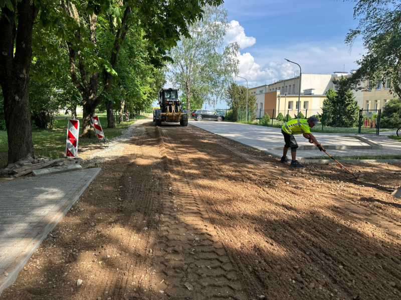 Džūkstes pagastā pie skolas un Katlumājas ielas plānots veikt minerālmateriāla virskārtas izbūvi ar asfalta ieklājēju