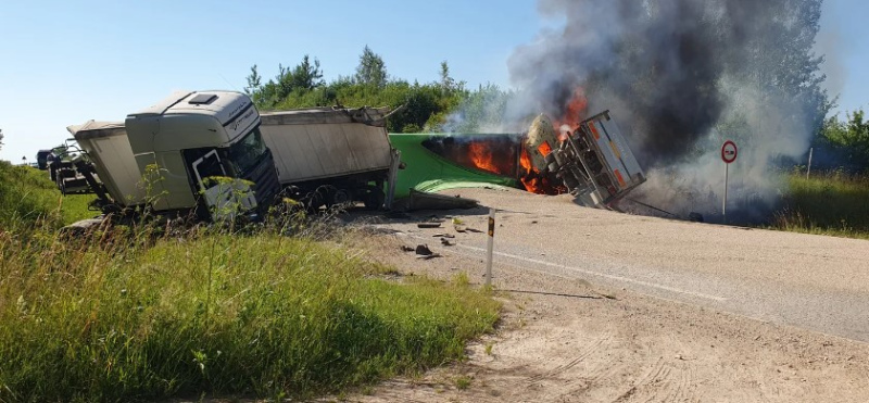 Jaunmokās trīs kravas auto avārijā viens bojāgājušais; bloķēta satiksme uz Ventspils šosejas