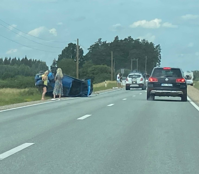 Pūres pagastā automašīna "Dacia" saduras ar "Toyota" markas automobili un apgāžas uz jumta