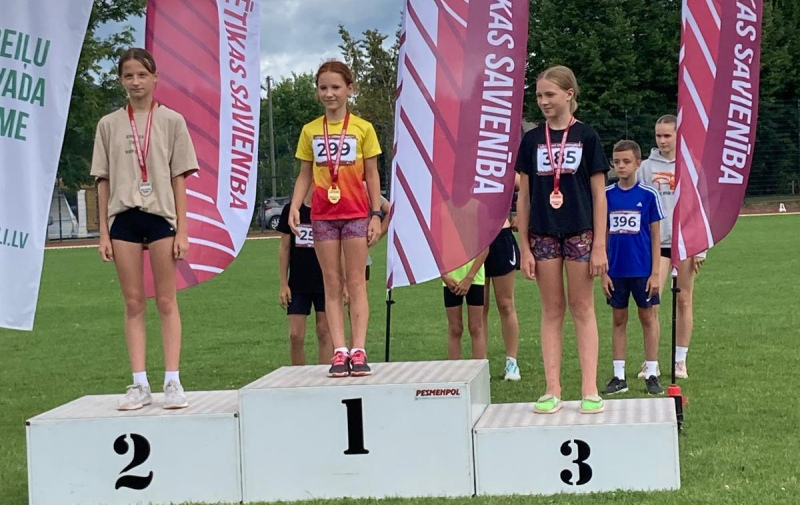 Tukuma novada sportistiem divas medaļas Latvijas U14 vieglatlētikas čempionātā