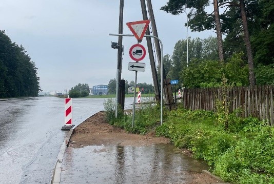 Uz laiku pārtraukta gājēju celiņa izbūve Tirgus un Kandavas ielu krustojuma zonā