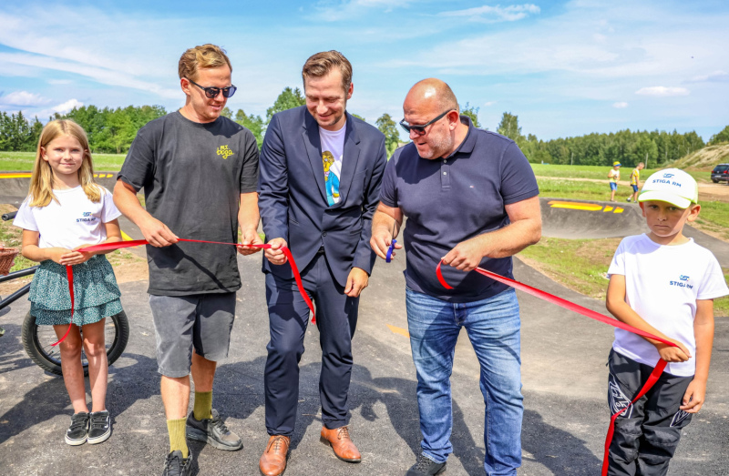 Smārdē atklāta "Pump Track" velotrase