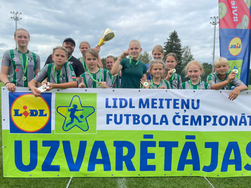 "Tukums 2000" jaunās futbolistes kļuvušas par Latvijas čempionēm