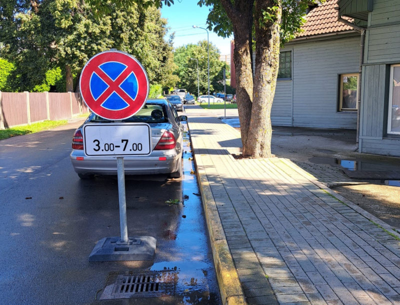 Šovakar tīrīs Dārzniecības ielas braucamo daļu; pašvaldība lūdz šajā ielā nenovietot auto