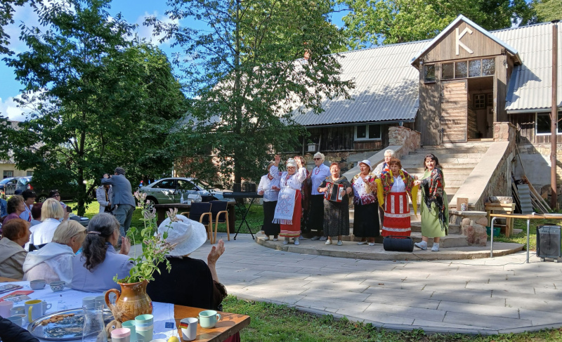 Kopsaiets "ID = Mūsu kalnā! Auf unserem Berg! Pe muntele nostru!" sirsnīgi izskandināts