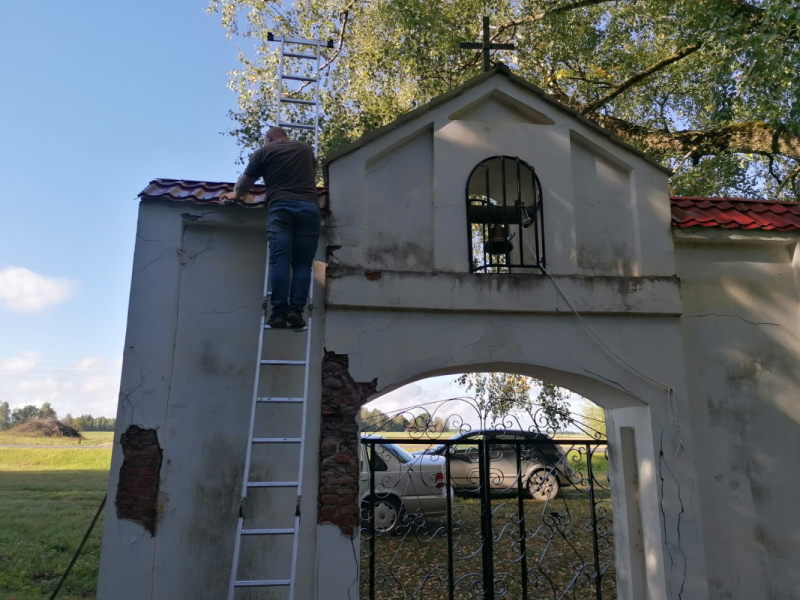 Zemītes Pavārkalna kapsētā uzstādīts jauns zvans un atjaunots veco dzelzs vārtu krāsojums