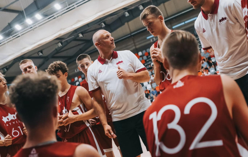 Sandis Poga saņem LJBL labākā trenera balvu