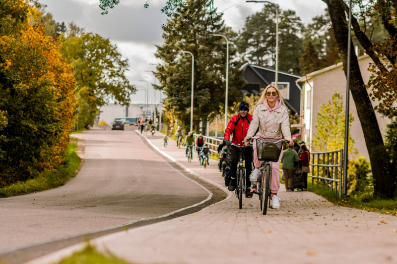 Ar velobraucienu atklāts jaunuzbūvētais Tirgus ielas velo - gājēju celiņš