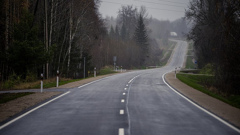 Kandava–Saldus grantētais ceļš pārbūvēts par asfaltbetona ceļu