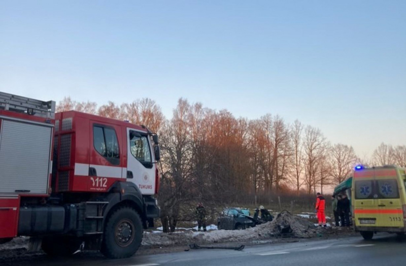 Uz Ventspils šosejas pie Tukuma sadursmē gājis bojā cilvēks